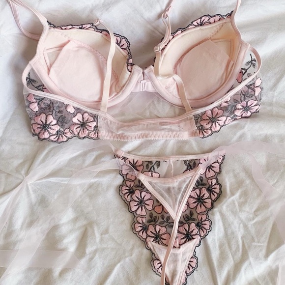 💗Vintage // RARE Victoria’s Secret Embroidered Lingerie Set💗 - Picture 2 of 3